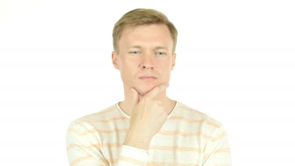Portrét pohledný mladý přemýšlivý muž izolované přes bílé pozadí — Stock video