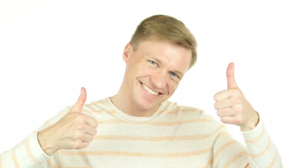 Retrato de jovem feliz sorrindo homem com polegares para cima gesto. , fundo branco — Vídeo de Stock