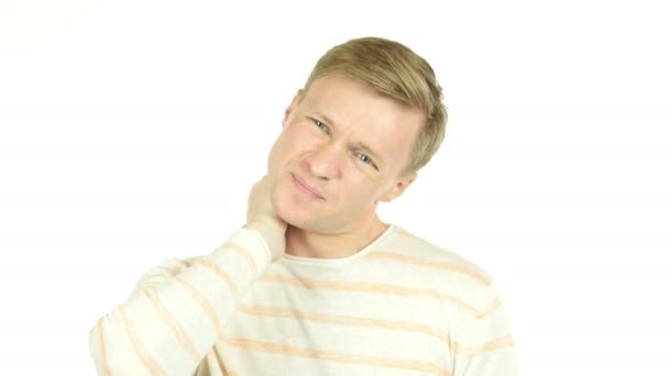 Человек с болью в шее после долгих часов на работе, белый фон — стоковое видео