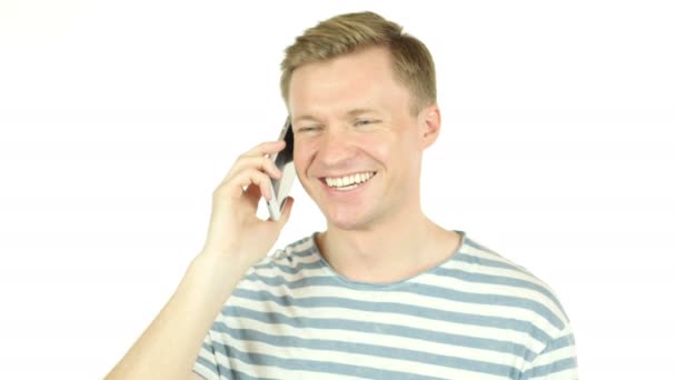 Knappe ontwerper praten over telefoon, witte achtergrond — Stockvideo