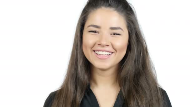 Usměvavá mladá dívka na bílém pozadí — Stock video