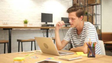 Bir fikir için ilham bekliyor, arayan dalgın düşünceli adam. 