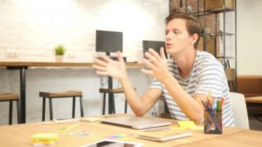 Genç yetenekli tasarımcı yeni proje, Modern Loft Office tartışıyor