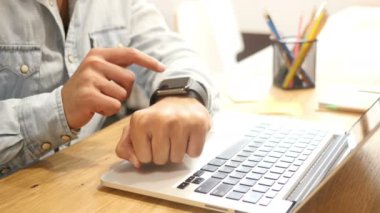 İş yerinde, kapat, smartwatch kullanan kişi