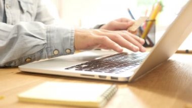 çevrimiçi bankacılık, alışveriş, gülümseyen adam laptop ve kredi kartı ile Internet