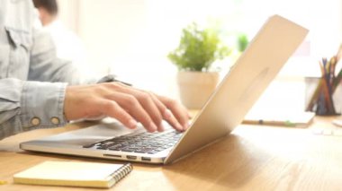 İş, laptop ile bağlama ve yazarak, office Professional adama 