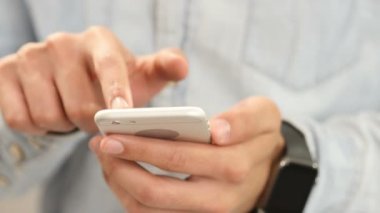 Internet tarama veya dokunmatik ekran paneli üzerinden kablosuz bağlanma adam