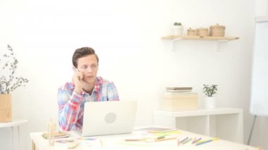 Mutlu, tasarımcı konuşmak Smartphone gülümseyen yakışıklı genç iş adamı