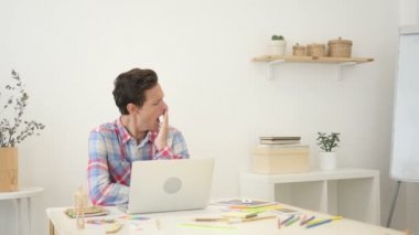 yorgun adam ofiste şekerleme