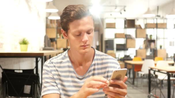 Hombre joven usando aplicaciones en Smartphone, Retrato — Vídeos de Stock