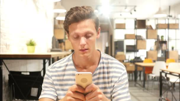 Mensagens de Texto para Jovens no Smatphone, Digitando Retrato de Texto — Vídeo de Stock