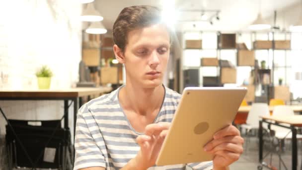 Hombre joven usando aplicaciones en Tablet Computer, Retrato — Vídeos de Stock