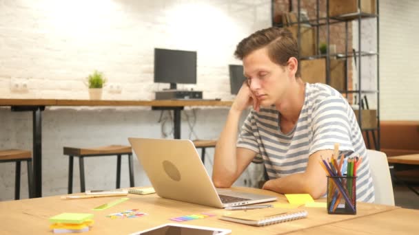 Me siento enfermo y cansado. Joven frustrado durmiendo en el trabajo — Vídeos de Stock