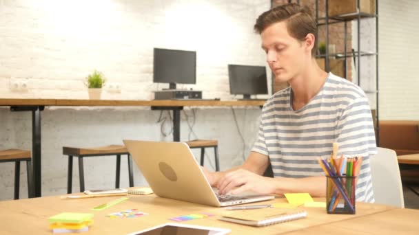 Mann beendet Arbeit, verlässt Büro, tippt und schließt Laptop — Stockvideo