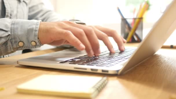 Trabajar en la asignación en el ordenador portátil en la oficina, escribiendo en el teclado — Vídeo de stock