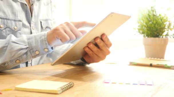 Ręce wielozadaniowość człowieka za pomocą tabletu w pracy biurko z bliska — Wideo stockowe