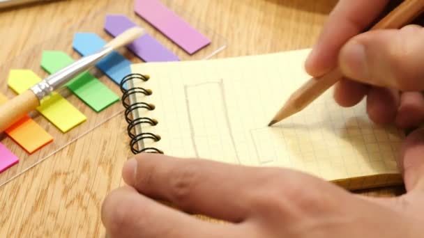 Hombre Dibujo página web, página de inicio, diseño web — Vídeo de stock