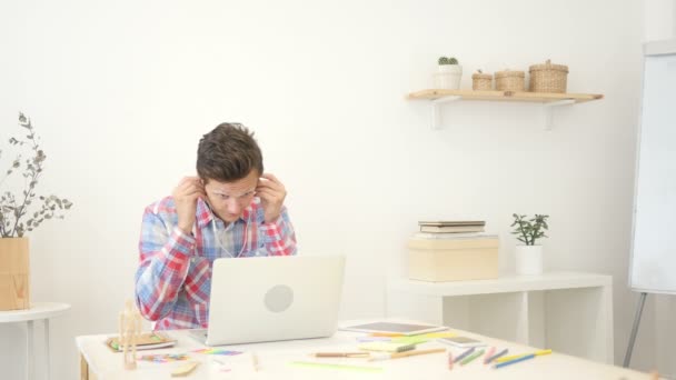 Hombre hablando a través de Internet con tableta, videollamada — Vídeos de Stock