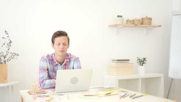 Emocionado joven diseñador dando un pulgar hacia arriba signo — Vídeos de Stock