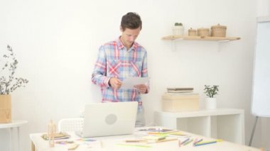 yaratıcı tasarımcı çalışma yaratıcı alanda çalışma belgelerin incelenmesi