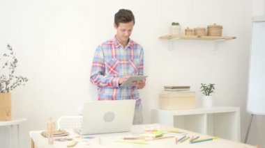 Adam Office kullanarak elektronik tablet, yaratıcı tasarımcı, ajansı 