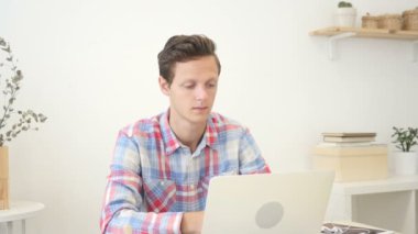 Şık bir yaratıcı ofiste şık genç bir profesyonel adam portresi 