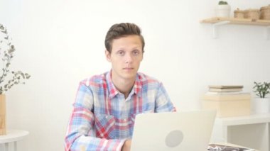 Yaratıcı tasarımcı zafer işareti, iş bitmiş gösterilen 