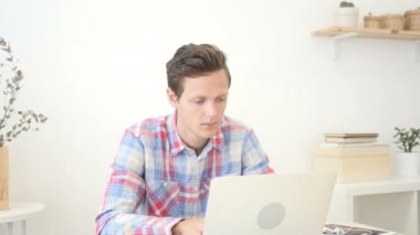  zafer laptop, ofiste heyecan ifade izlerken başarı kutluyor