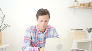 Üzgün, boğulmuş genç tasarımcı, Online kaybı, kriz 