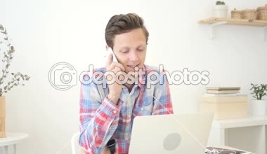 Grafik tasarımcı, mobil, yaratıcı ofisine ile telefon ederek adam