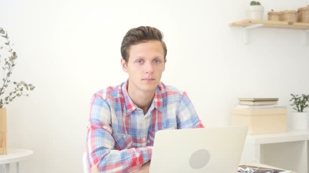 Glad designer ger tummen upp till kameran i creative office — Stockvideo