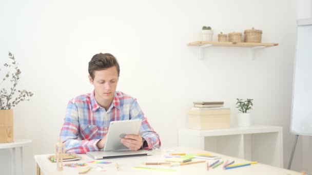 Hombre joven / estudiante, diseñador usando tableta — Vídeos de Stock