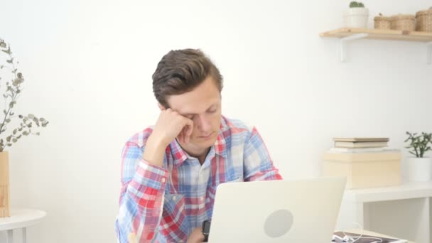 Businessman , Graphic designer  yawning and sleeping at his desk in creative — Stock Video