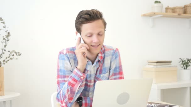 Diseñador gráfico, hombre telefoneando con su móvil, oficina creativa — Vídeos de Stock