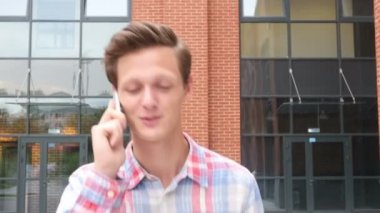 Adam cevap telefon görüşmesi yürüyüş