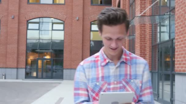 Ходячий человек с помощью планшета — стоковое видео