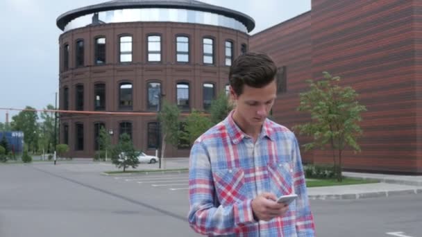 Promenader och upptagen med Smartphone — Stockvideo