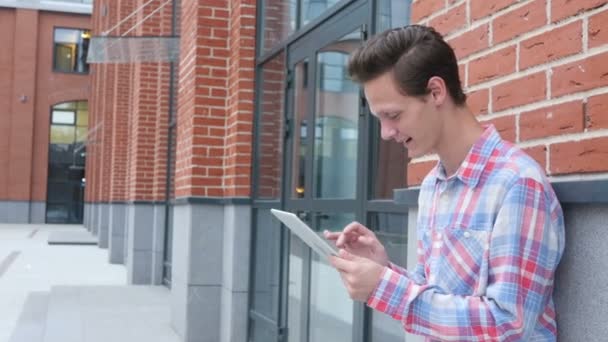 In piedi vicino al muro, l'uomo che utilizza Tablet PC — Video Stock