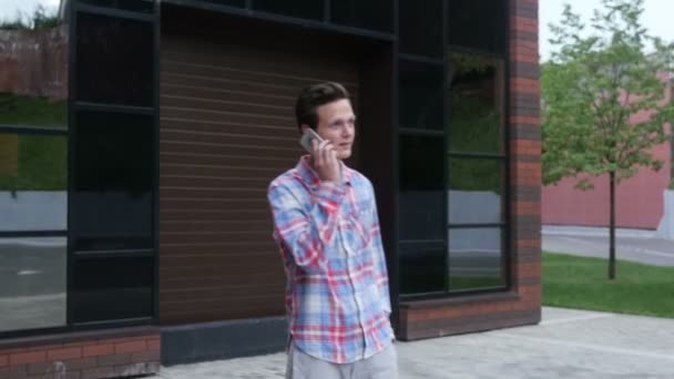 Účast na telefonní hovor, příjem hovoru a chůzi venkovní — Stock video