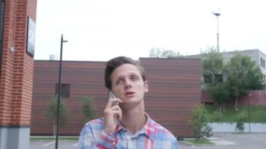 Ofise yürürken telefonda konuşurken