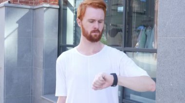 Bekleyen adam ayakta ve kol saati, Açık zamanında izlerken