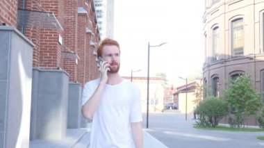 Loft bina arka plan, ön görünüm w / telefonda konuşan adam yürüme