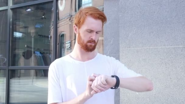 Barba hombre usando smartwatch — Vídeo de stock