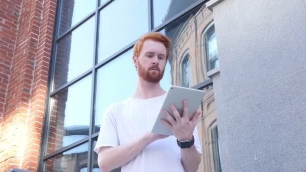 Uso de la tableta para navegar, al aire libre — Vídeo de stock