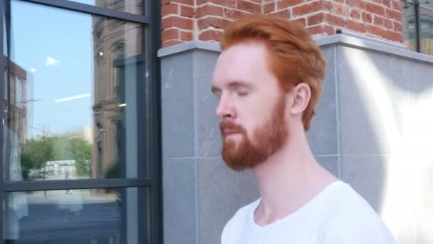 Walking Beard Man w / Loft Building Background — стоковое видео