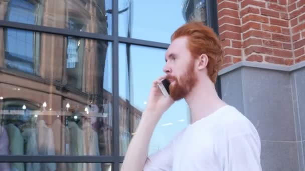 Gåsemannen som snakker på telefon, bakgrunn for bygning Loft – stockvideo