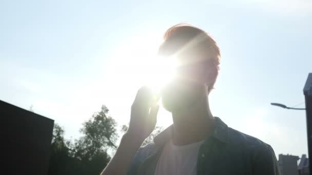 Conversa telefônica durante o pôr do sol, Ao ar livre, Silhueta — Vídeo de Stock