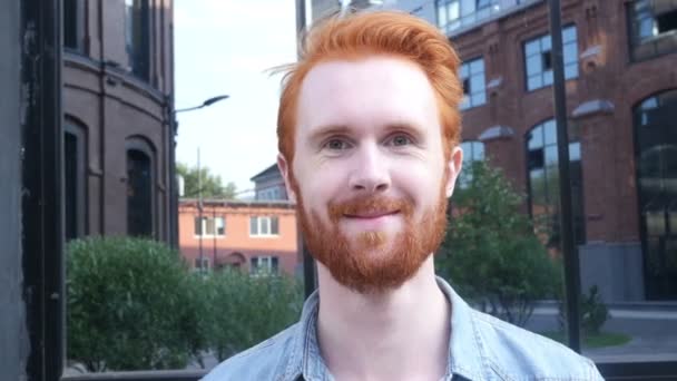 Usmívající se muž s bradkou, venkovní portrét — Stock video