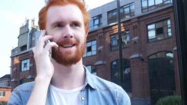 Ayakta açık ve konuşan telefon, tartışma