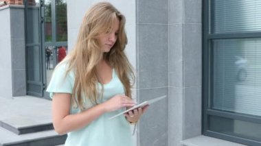 Yürüyen kız tablet üzerinde tarama